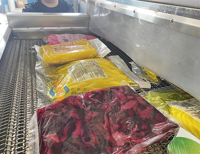 腌咸菜包裝袋烘干機使用現(xiàn)場